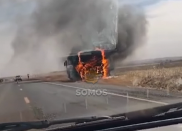 Ônibus pega fogo na GO-210 entre Rio Verde e Santa Helena