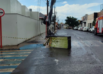 Outdoor atinge rede elétrica e fiação fica solta próxima de escola na Vila Santo Antônio