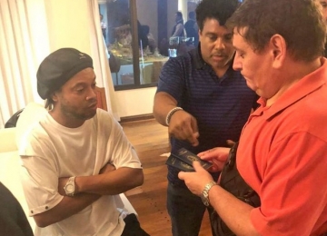 Ronaldinho Gaúcho e irmão são pegos com passaportes falsos no Paraguai