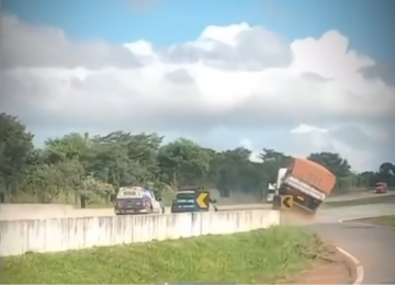 Perseguição policial termina com carreta de soja tombada na BR-050, em Goiás