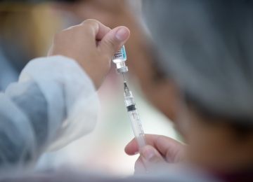 Pfizer e BioNTech dizem que com três doses da vacina Ômicron é neutralizada
