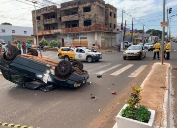 Colisão no trânsito provoca capotamento em Rio Verde