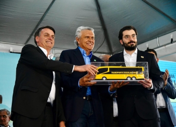 Bolsonaro visita Goiás e ajuda Caiado entregar 214 ônibus