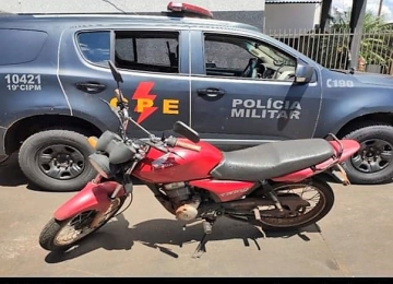 CPE recupera motocicleta e celular furtado, além de drogas e dinheiro