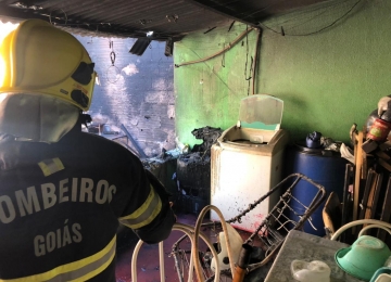 Bombeiros apagam incêndio em Rio Verde que começou com máquina de lavar que pegou fogo