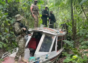 Piratas da Amazônia sequestram lancha e deixam passageiros em ilha na Amazônia