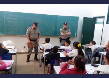 Polícia Militar faz visita em escola rural