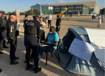 Polícia é acionada para retirar deputados acampados na Praça dos Três Poderes por ordem de Moraes