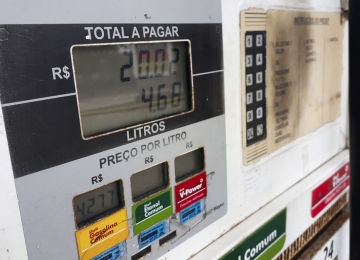 Preços dos combustíveis começarão a ser exibidos de duas formas diferentes nos postos