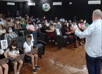 Prefeito de Rio Verde reafirma ajuste salarial aos professores e entrega mais de 2 mil notebooks à Educação municipal