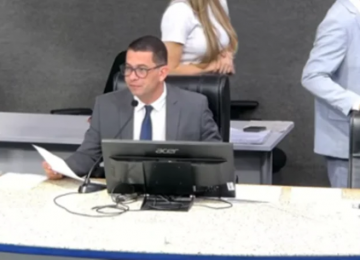 Presidente de câmara de vereadores é flagrado xingando ao encerrar sessão com microfone ligado; confira
