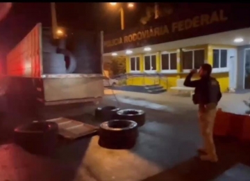 PRF de Jataí apreende carga de pneus contrabandeados