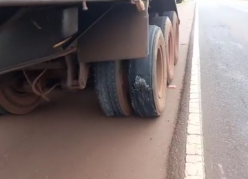 PRF de Rio Verde flagra caminhão com pneus irregulares em rodovia