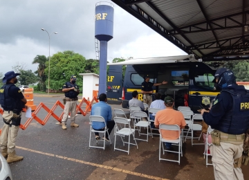 PRF faz alertas aos motoristas e passageiros quanto aos cuidados no período chuvoso