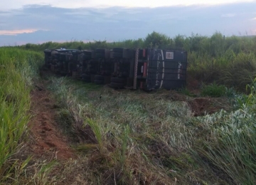 PRF prende caminhoneiro bêbado após ele tombar com 40 toneladas de sucata na BR-050