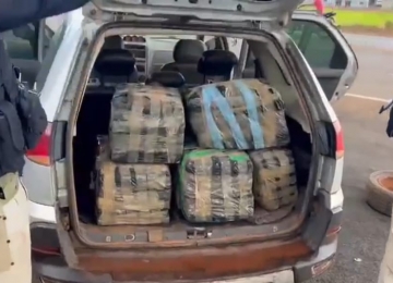 PRF prende jovem transportando 125 kg de maconha em Rio Verde