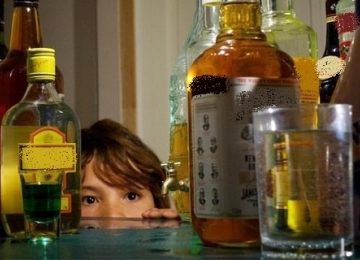 Procon Goiás notifica supermercado pelo uso de menores em vídeo com bebidas alcoólicas