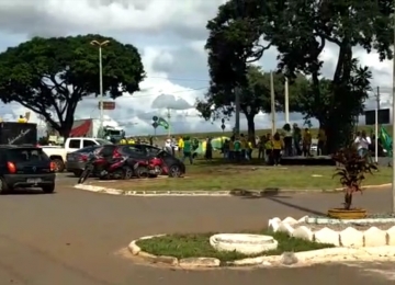 Manifestantes realizam ato apoiando Bolsonaro e pedindo o fim do isolamento social em Goiás