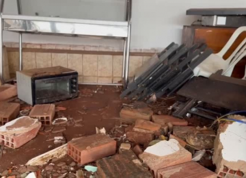 Forte temporal destruiu bens de imóvel na Rua Augusta Bastos, em Rio Verde