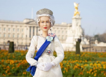 Rainha Elizabeth II ganha boneca Barbie em homenagem aos seus 70 anos no trono