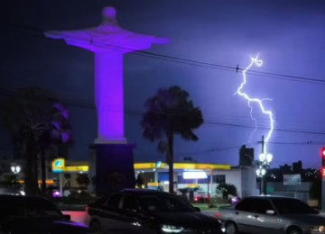Imagem de raio impressiona ao cair ao lado da estátua do Cristo em Rio Verde