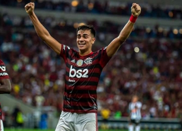 Flamengo vence e dispara na liderança do Brasileirão