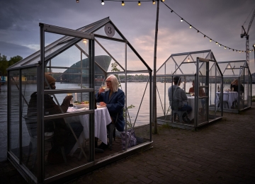 Restaurante em Amsterdã cria cabines de vidro para atender em meio a pandemia