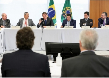 Sigilo do vídeo da reunião ministerial é retirado e Bolsonaro reage