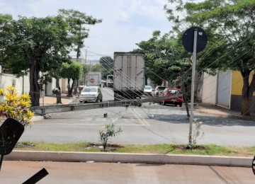 Caminhão derruba poste no Parque Bandeiras em Rio Verde