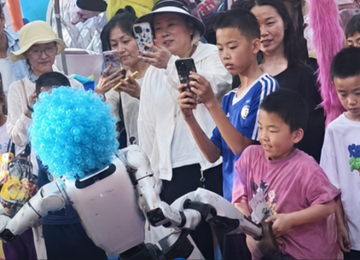 Robô dá chute no estômago de criança durante apresentação na China