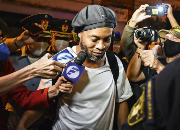 Após 6 meses presos, Ronaldinho e Assis são liberados para voltarem ao Brasil 