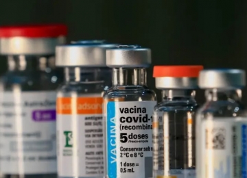 Vacinas da Pfizer e da Moderna protegem contra a covid por mais tempo, diz estudo