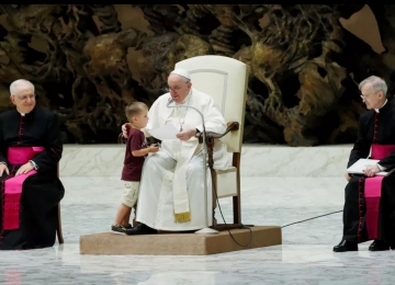 Menino invade o palco e fica ao lado do Papa durante audiência no Vaticano