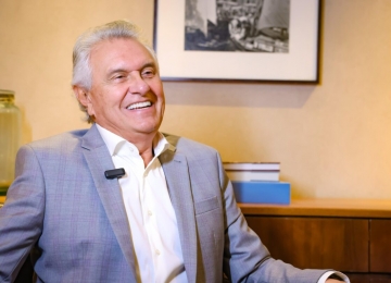 Caiado segue estável e deve passar por procedimento cardíaco nesta segunda