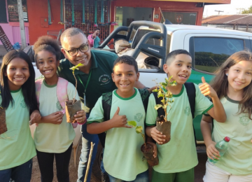 Secretaria do Meio Ambiente realiza ações educacionais e entrega de mudas em Rio Verde