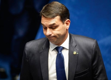 Em depoimento ao MP, ex-assessora de Flávio Bolsonaro confessa rachadinha e entrega de valores para Queiroz