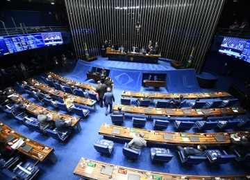 Senadores discordam de criação de tributo proposta por PL dos combustíveis