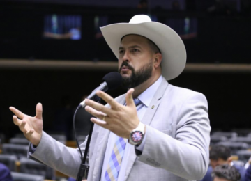 Deputado propõe projeto para proibir uso de cores fora da bandeira em uniformes da seleção