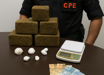 Criminoso é preso pela CPE com drogas, balança de precisão e dinheiro no Bairro Dom Miguel