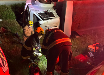 Colisão entre caminhões mobiliza Bombeiros na BR-153, em Morrinhos