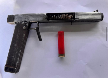 Moradora encontra arma de fogo caseira arremessada no quintal, em Rio Verde