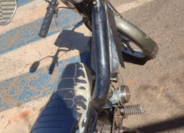 Homem é preso após agredir vítima, roubar mobilete e ameaçar família durante a madrugada