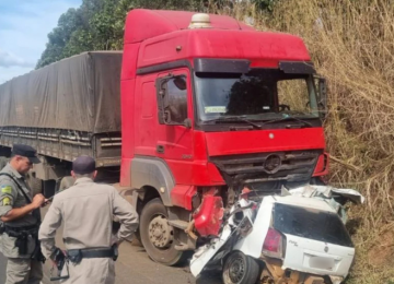 Colisão frontal entre carro e caminhão mata duas pessoas na BR-364, entre Santa Rita e Mineiros