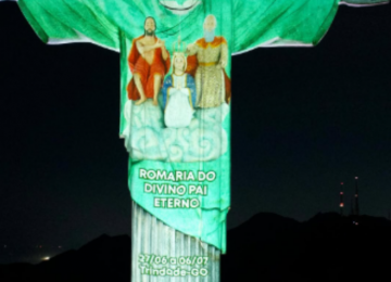 Imagem do Divino Pai Eterno é projetada no Cristo Redentor e marca início da Romaria 2025