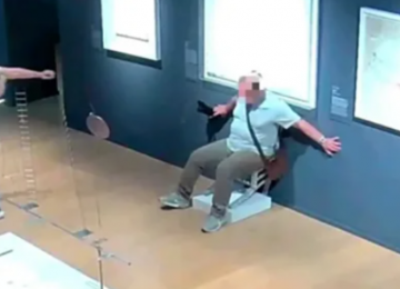 Casal quebra obra de arte em museu italiano ao tentar tirar foto com a 
