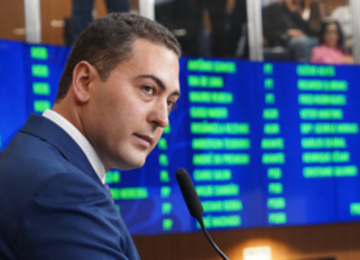 Lucas do Vale propõe regras para passeios com cães em espaços públicos