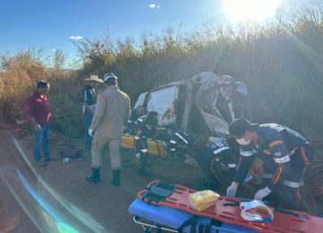 Capotamento na GO-438 deixa três feridos na zona rural de Santa Rita do Novo Destino