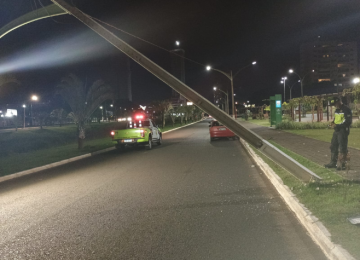 Senhora se distrai ao verificar freio de mão e colide com poste no bairro Campestre