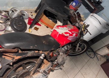 Homem é contido pela PM após quebrar casa da ex e ameaçar moradores com arma