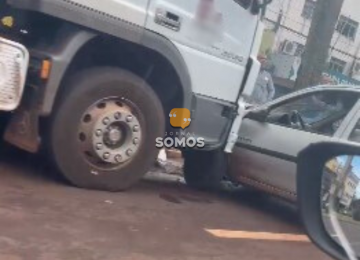 Caminhão e carro colidem na Av. Presidente Vargas, em Rio Verde